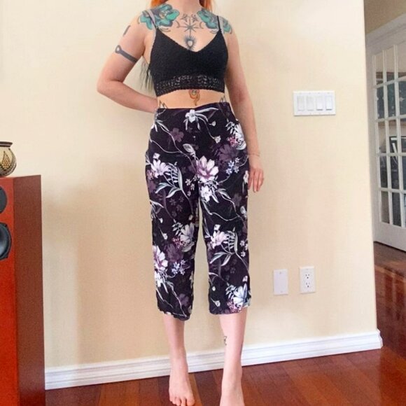 Lightweight Black Floral Cropped Pants / Culottes - Picture 1 of 5
